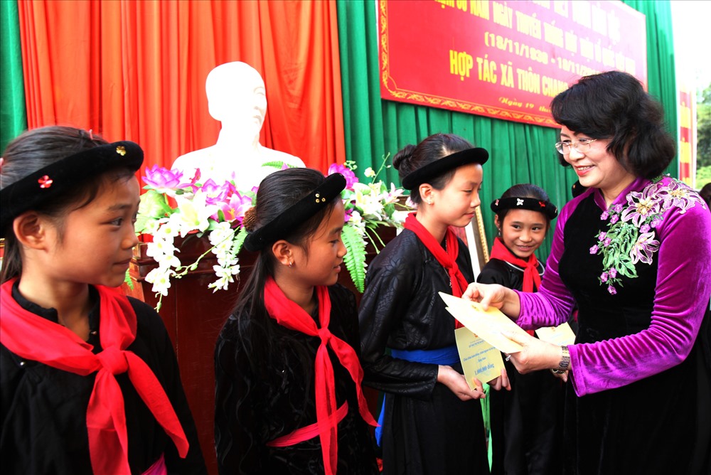 Phó Chủ tịch Nước Đặng Thị Ngọc Thịnh trao quà cho trẻ em.