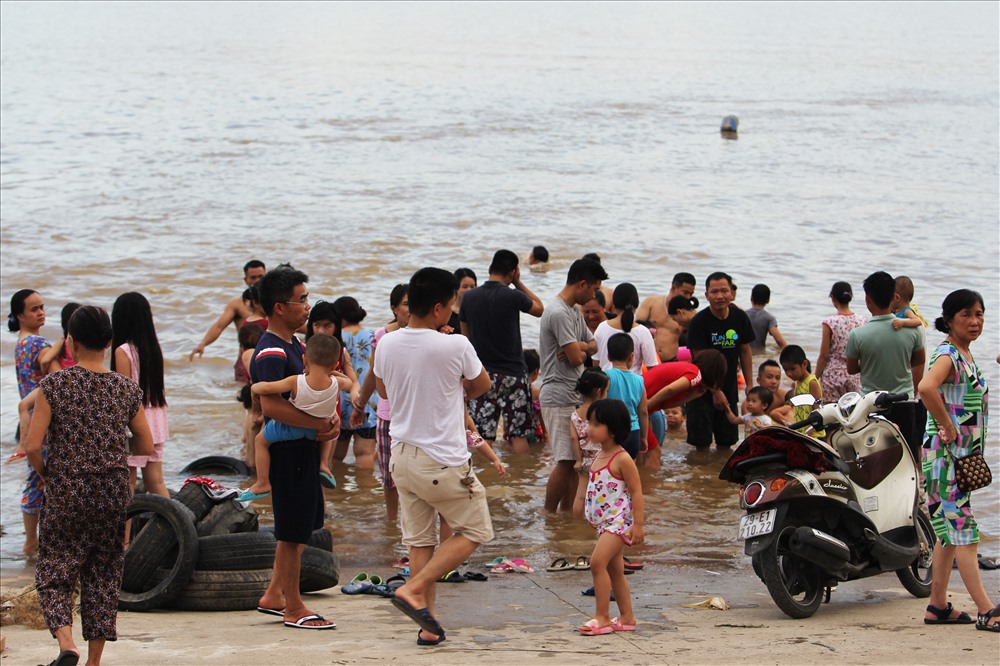 Bến đò Thuý Lĩnh bên sông Hồng đoạn chảy qua địa phận quận Hoàng Mai (Hà Nội) những ngày đầu hè trở thành bãi tắm tự phát, hàng ngày thu hút nhiều người lớn, trẻ nhỏ tới tắm mát.