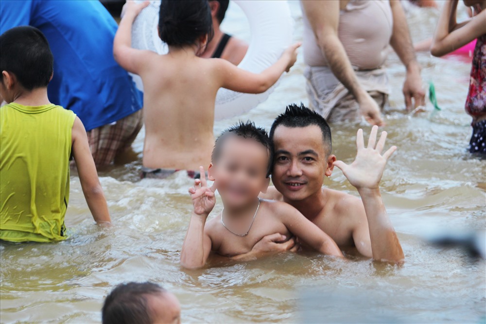 Trẻ em tỏ ra thích thú khi được học bơi cùng bố mẹ.