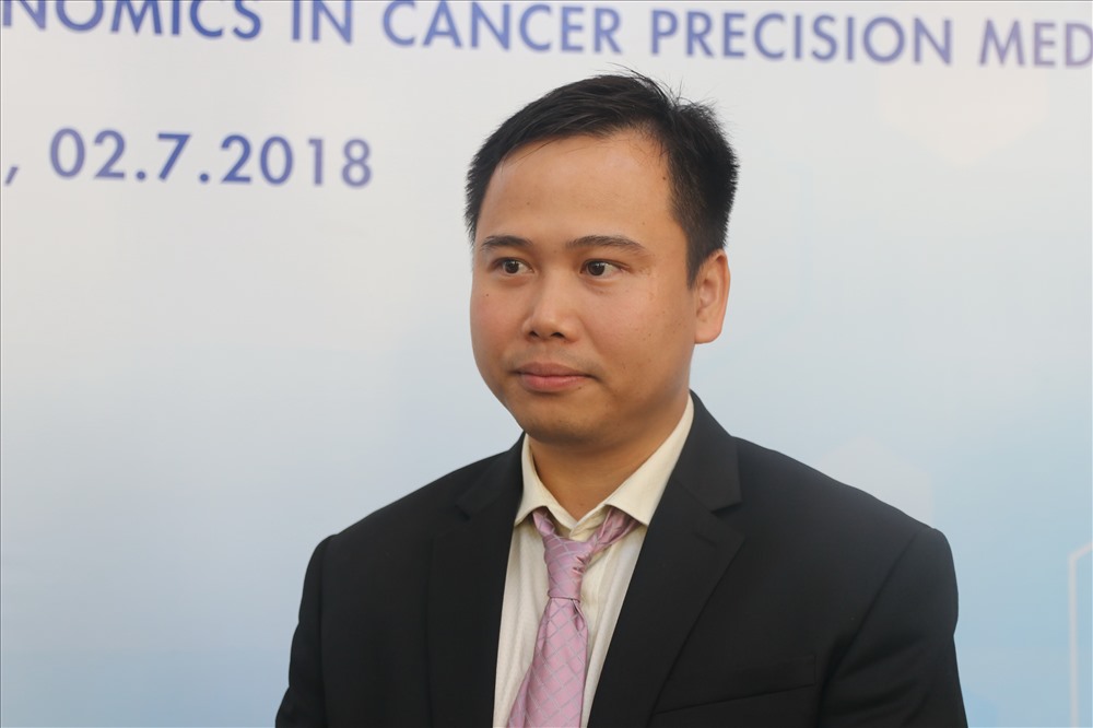 Tiến sĩ Phan Minh Liêm ” khí hậu ôn hòa là môi trường tốt nhất để người bệnh ung thư điều trị vì vậy chúng tôi chọn Khánh Hòa là nơi khởi đầu và hướng tới mục tiêu công nghệ mới này sẽ tiếp cận được nhiều người với chi phí thấp nhất“. Ảnh: P.Linh