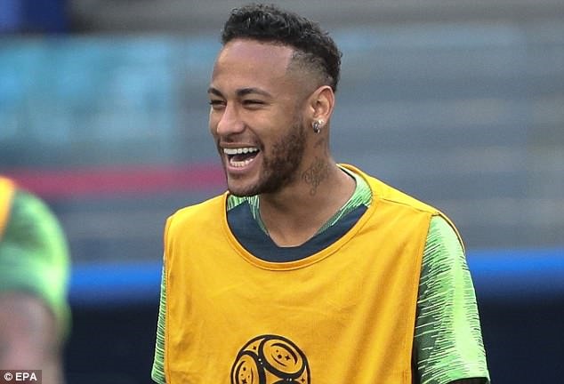 Mái tóc giản dị của Neymar. Ảnh: EPA.