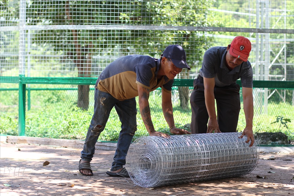 Đại diện Công ty TNHH Ánh Dương cho biết, đơn vị đã và đang đầu tư với tổng số tiền khoảng 200 tỷ đồng để cải tạo, biến khu du lịch sinh thái Bản Đôn thành một trong những điểm du lịch nổi tiếng tại Đắk Lắk. Dự kiến, ngày 2.9 tới đây, khu du lịch sẽ đi vào hoạt động phục vụ du khách với các mục như nhà hàng nổi, chòi trên cây, vườn thú hoang dã... 