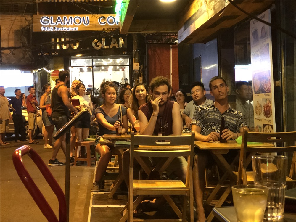 Vào những tối có trận đấu hay, lượng du khách đến Tạ Hiện uống bia, xem bóng càng đông hơn. Ảnh: Hà Phương