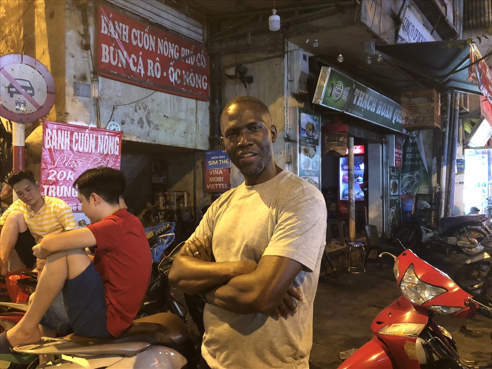 Anh Jonee người Nam Phi đến Việt Nam một mình, đi xem bóng đá một mình, nhưng không hề cảm thấy cô đơn vì bóng đá phá vỡ mọi rào cản về ngôn ngữ và văn hóa. Ảnh: Hà Phương