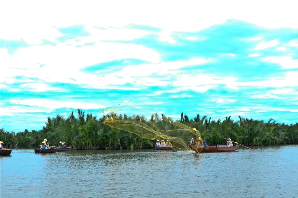 Ngoài được ngồi trên thúng len lỏi vào những tán dừa nước, hòa mình với thiên nhiên, tận hưởng không khí trong lành, dịu mát, du khách còn được tìm hiểu đời sống nông dân và ngư dân nơi đây tham gia vào cuộc sống sông nước như bủa lưới, hay chèo thuyền thúng cùng người dân...