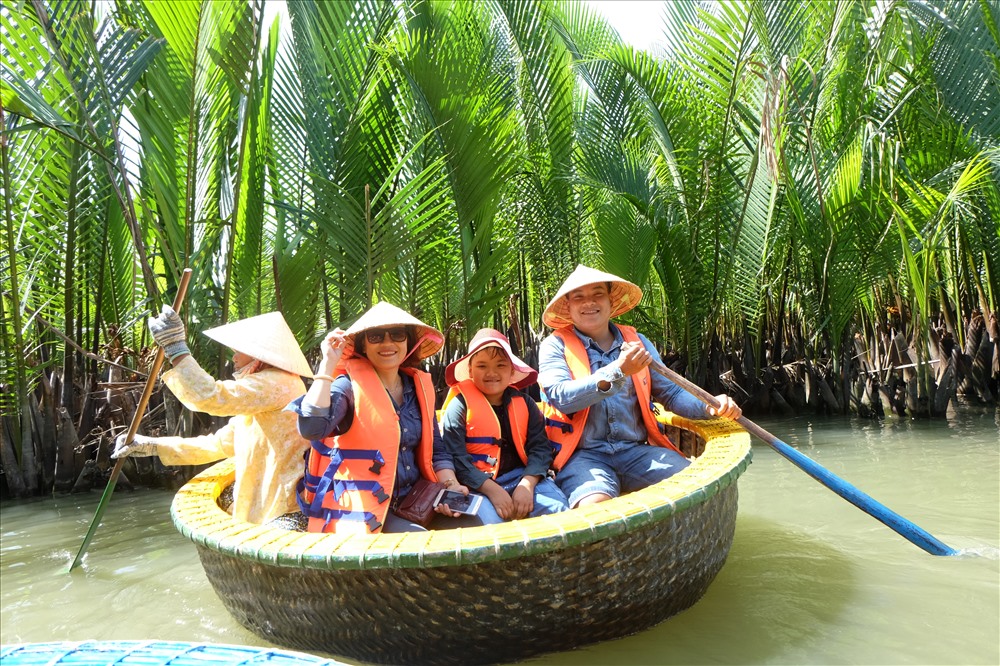 Du khách khá thích thú khi bơi thúng cùng người dân