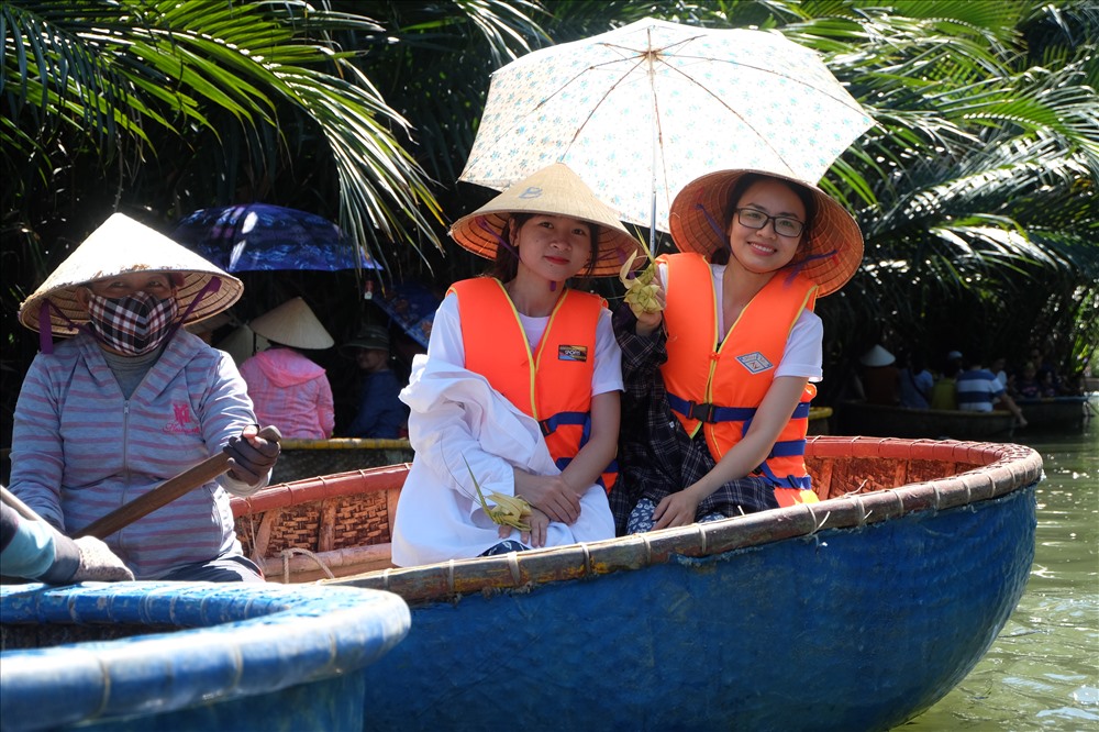 Du khách được đắm mình trong một không gian dừa nước bạt ngàn xanh mát.