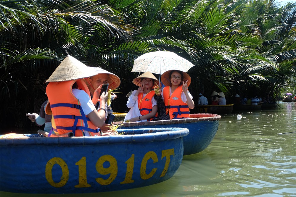 Mỗi thuyền thúng từ 2-3 du khách và một người chèo, cứ thế từ từ lướt vào rừng dừa khám phá. 