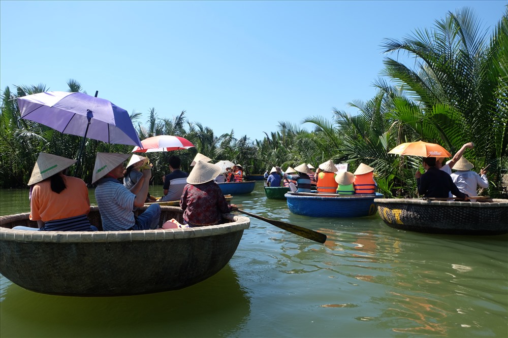 Du khách không chỉ có dịp được khám phá những khu phố cổ yên bình, mà còn có dịp trải nghiệm vô cùng thú vị tại rừng dừa Bảy Mẫu được ví như là “Miền Tây thu nhỏ” ở Hội An.