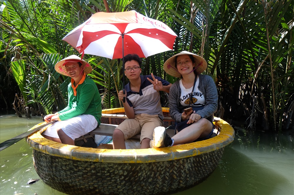 Đặt chân đến rừng dừa bảy mẫu, ấn tượng đầu tiên để lại trong lòng mỗi du khách chính là sự yên bình, thanh tĩnh, đậm chất dân dã. 