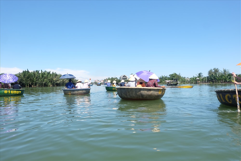 Đặt chân đến rừng dừa bảy mẫu, ấn tượng đầu tiên để lại trong lòng mỗi du khách chính là sự yên bình, thanh tĩnh, đậm chất dân dã. 