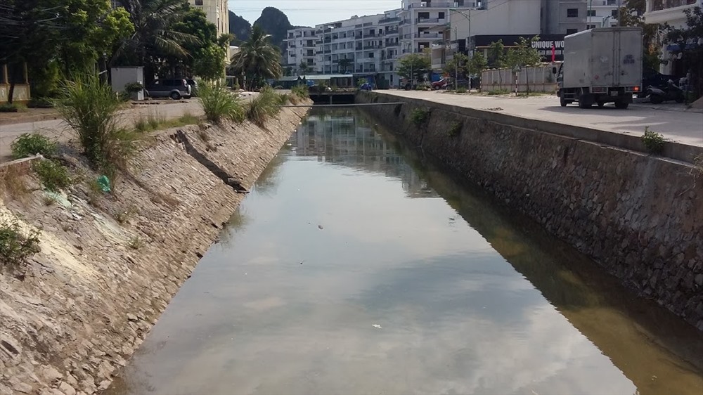 Một kênh thoát nước chính ở phường Hồng Hải. Con kênh này dẫn nước đổ trực tiếp ra vịnh Hạ Long, luôn trong tình trạng hôi thối và thỉnh thoảng mặt kênh xuất hiện đầy dầu mỡ. Ảnh: Nguyễn Hùng