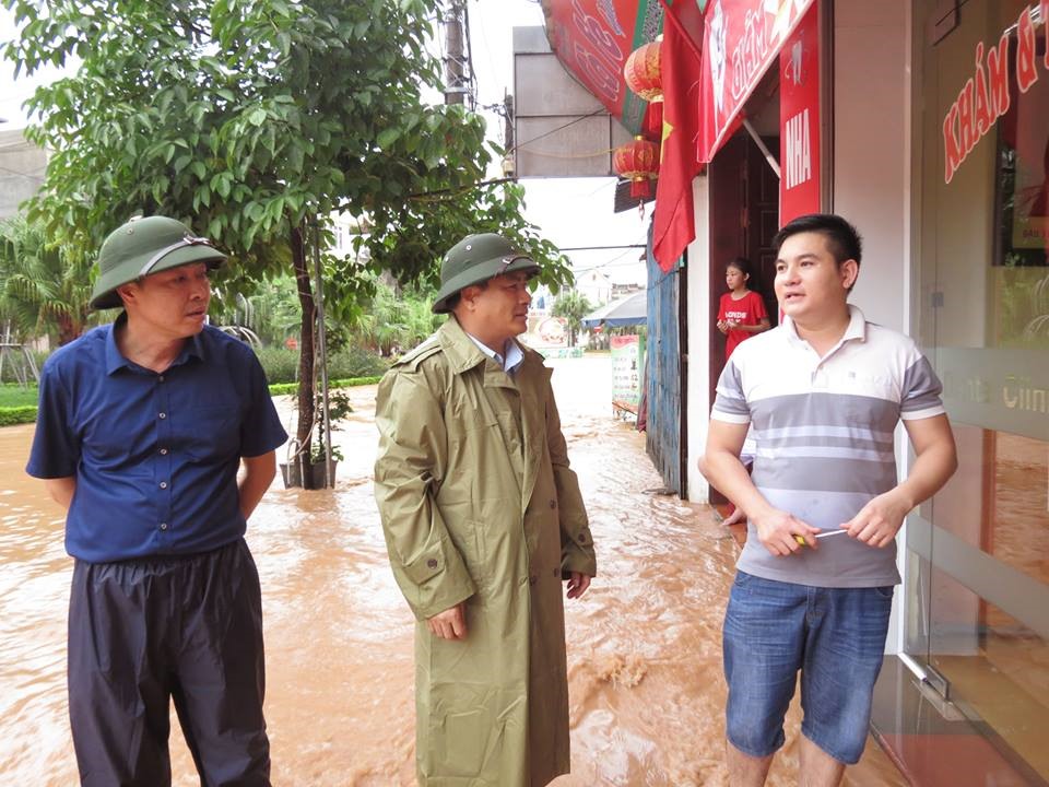Lãnh đạo địa phương đi kiểm tra tình hình ngập lụt.