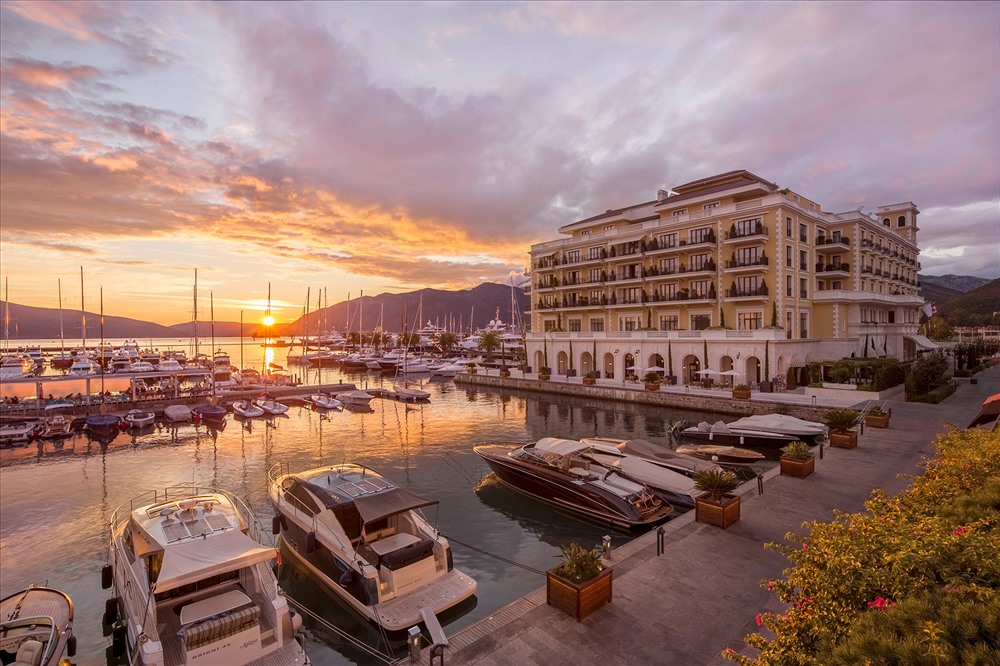 Nằm bên bờ vịnh Boka, Regent Porto Montenegro là nơi nghỉ dưỡng yêu thích của giới thượng lưu châu Âu