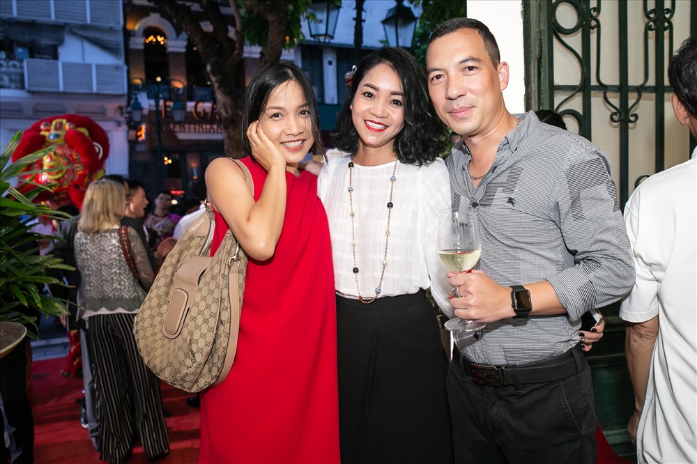 Diva Mỹ Linh vui vẻ chúc mừng vợ chồng Quốc Bình - Xuân Nhị chuyển hướng sang lĩnh vực kinh doanh ẩm thực. 