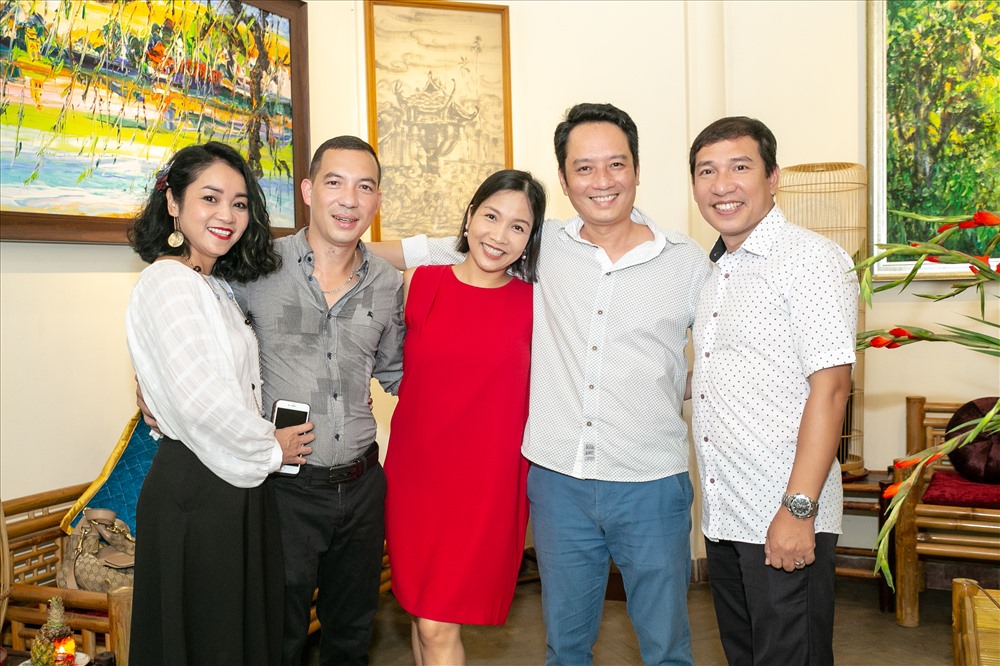 Vợ chồng nữ ca sĩ vui vẻ hội ngộ với những người đồng nghiệp thân thiết tại sự kiện gồm danh hài Quang Thắng, vợ chồng ca nhạc sĩ Quốc Bình - Xuân Nhị. 