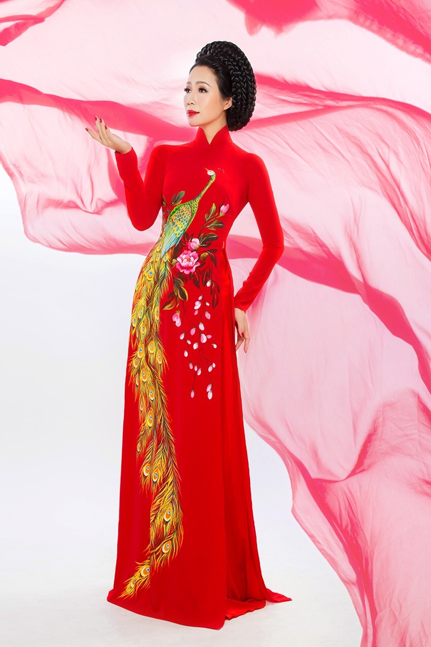 Trong những hình ảnh biến hóa và quyến rũ, Trịnh Kim Chi thường xuyên chọn cho mình những tà áo dài ấn tượng. Và những khoảnh khắc mới đây, Trịnh Kim Chi tiếp tục khoe nét rực rỡ đó trong tà áo dài đỏ rực của NTK Trọng Nguyễn.