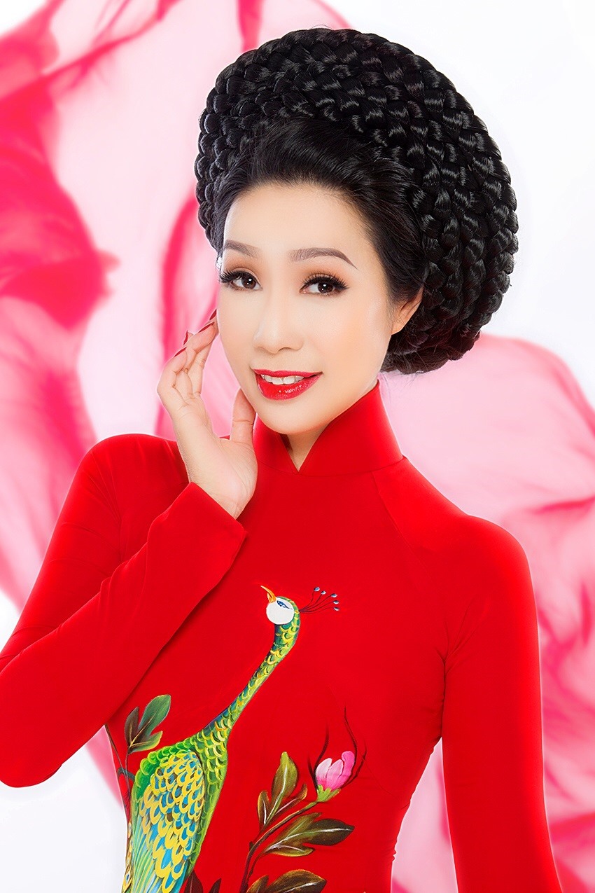 Khi nhắc đến Trịnh Kim Chi, công chúng sẽ nghĩ đến ngay hình ảnh của một người đẹp – một nữ nghệ sĩ tài năng với sức hút đặc biệt giữa làng giải trí. Song hành cùng đó là hình ảnh hương sắc ấn tượng như “thách thức thời gian”, khiến bao người ngưỡng mộ.