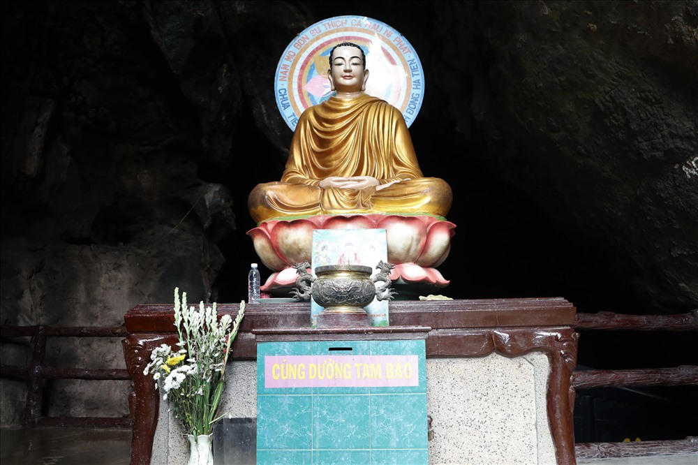 Trên “tầng 2” này, có một tôn tượng của Phật Tổ Như Lai. Ảnh sáng từ bên ngoài chiều vào lòng hang làm tôn tượng như rực sáng ánh hào quang. Ảnh: Trường Sơn