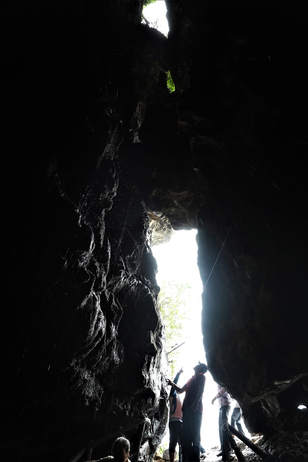 Trong hang có một ngôi chùa và nhiều lối đi nhỏ hẹp, bạn sẽ phải lách người để lọt qua những ke hở này. Ảnh: Trường Sơn