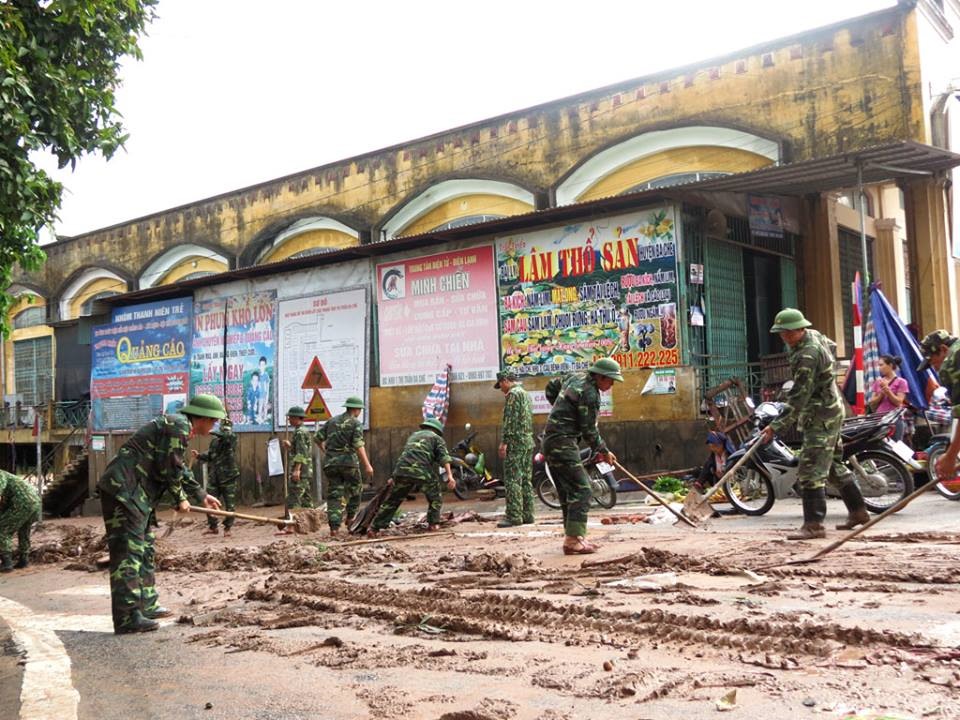 Ban Chỉ huy quân sự huyện Ba Chẽ đã huy động lực lượng gần 250 cán bộ, chiến sĩ xuống các xã, thị trấn giúp dân khắc phục hậu quả.