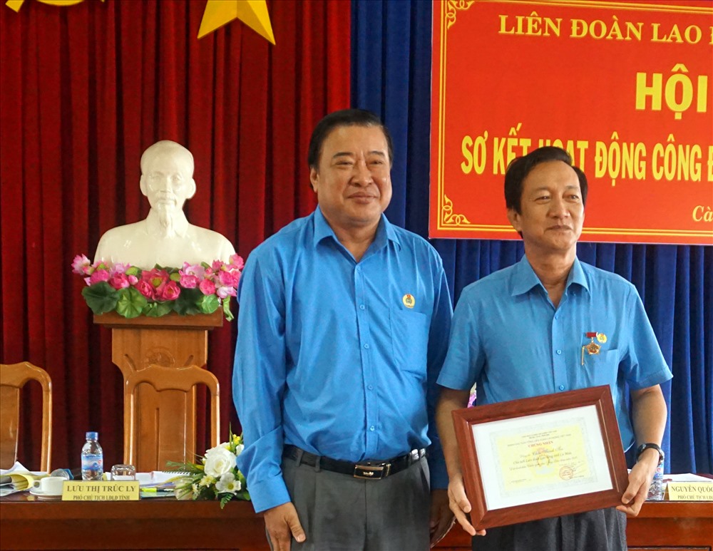 Ông Châu Thành Tôn, nguyên Chủ tịch LĐLĐ tỉnh Cà Mau nhận bằng khen của Đoàn chủ tịch Tổng LĐLĐ Việt Nam (ảnh Nhật Hồ)