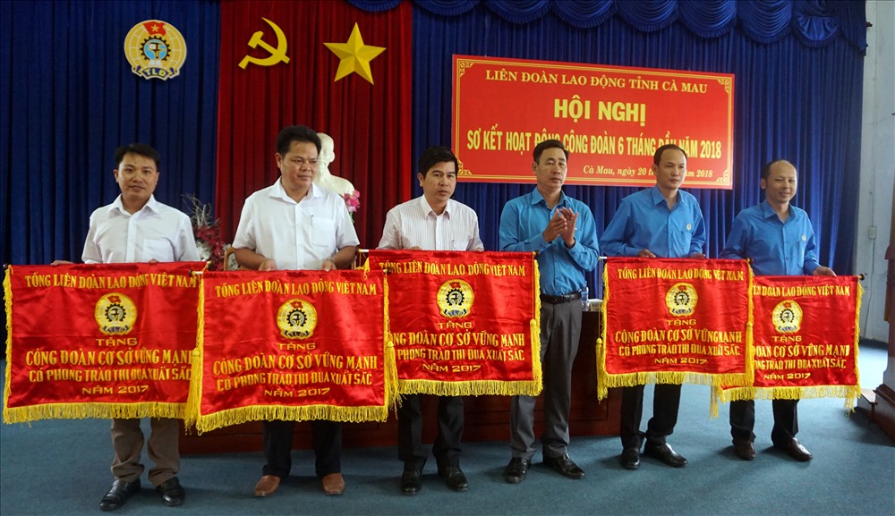 Các tập thể nhận cờ thi đua xuất sắc của Tổng LĐLĐ Việt Nam (ảnh Nhật Hồ)
