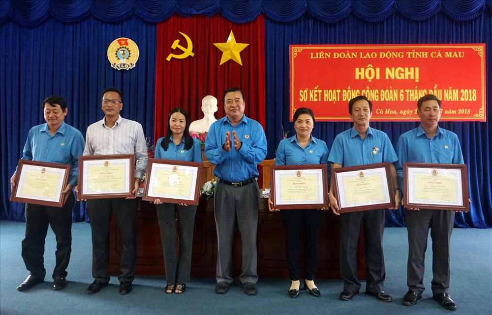 Các cá nhân nhận Bằng khen  của Tổng LĐLĐ Việt Nam (ảnh Nhật Hồ)