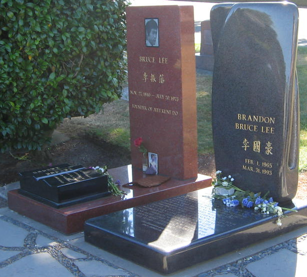 Mộ Lý Tiểu Long được đặt cạnh mộ con trai anh