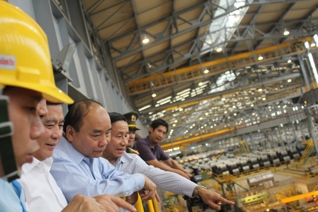 Thủ tướng kiểm tra tại lò luyện cán thép của FHS. Ảnh: Trần Tuấn