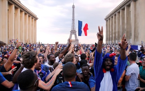 Người Pháp ăn mừng chức vô địch World Cup 2018 tại Paris. Ảnh: Reuters.