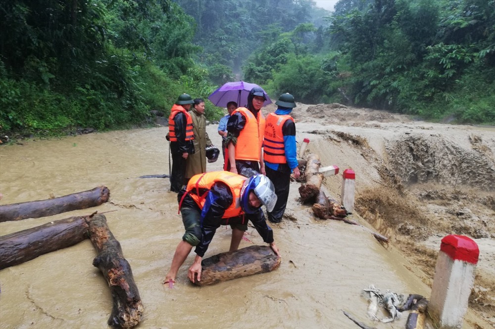 Bộ đội Biên phòng Nghệ An ứng cứu khắc phục hậu quả bão Sơn Tinh.Ảnh: PV