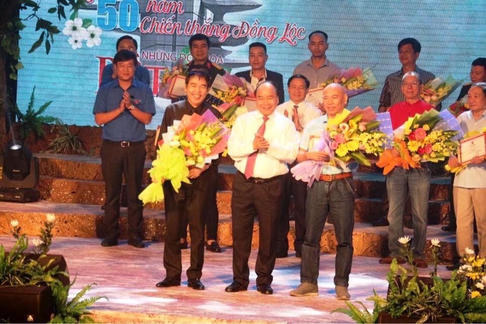 Thủ tướng Chính phủ Nguyễn Xuân Phúc trao giải A cho nhóm tác giả với tác phẩm “Cổ tích quê mình”