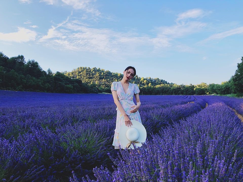 Hương Giang đẹp ngây ngất giữa cánh đồng hoa Lavender trên đất Pháp