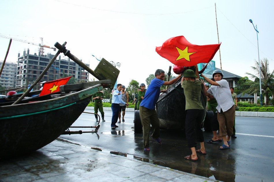 Khu vực các tỉnh gần tâm bão như: Thanh Hóa, Bắc Nghệ An cấp 8, giật cấp 9-10. Với tốc độ di chuyển nhanh gấp đôi so với cơn bão trước đây (35km/h) người dân các tỉnh từ Quảng Ninh đến Quảng Trị phải oằn mình chống bão.