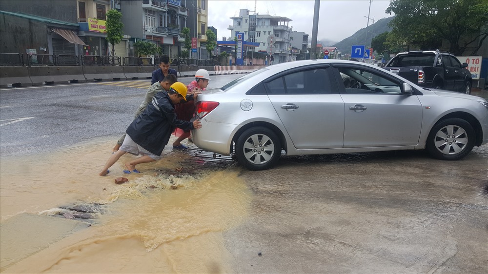 Một số phương tiện của người dân bị chết máy khi cố di chuyển qua đoạn ngập.