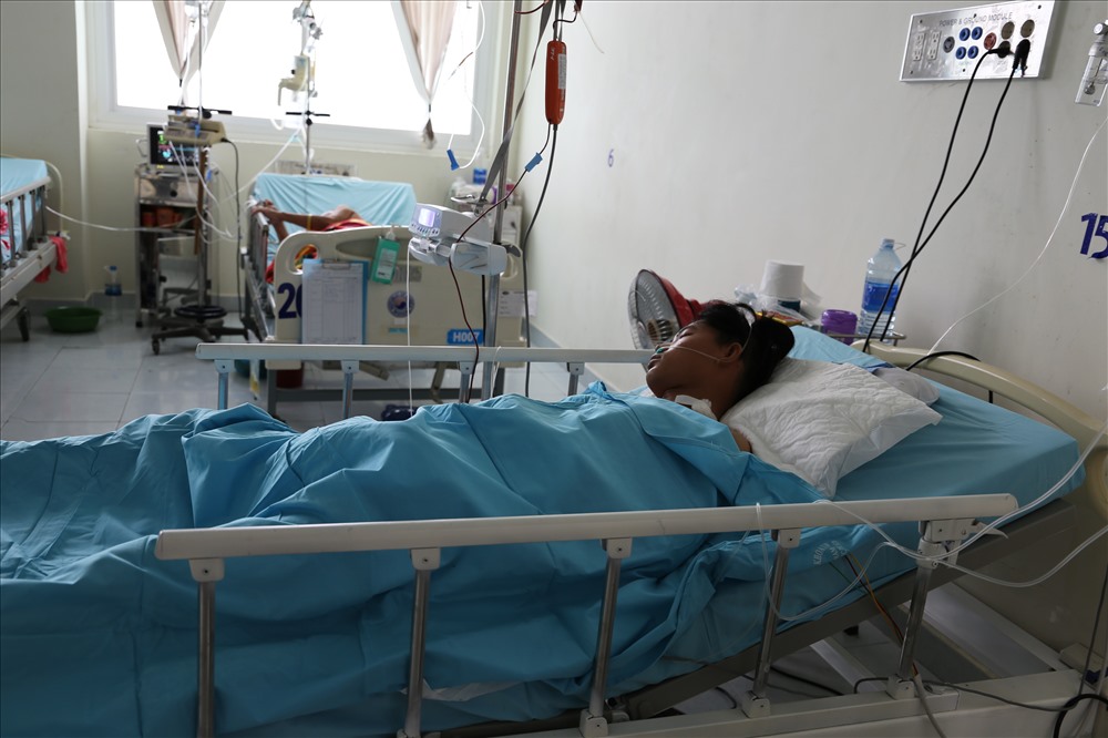 Bệnh nhân Huỳnh Văn Lợi đang được điều trị tại bệnh viện. Ảnh: Đ.V