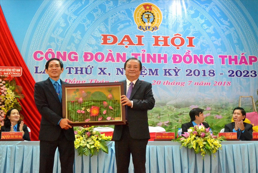 Ông Lê Minh Hoan (phải ảnh) tặng bức tranh quý cho Đại hội X Công đoàn Đồng Tháp. Ảnh: Lục Tùng