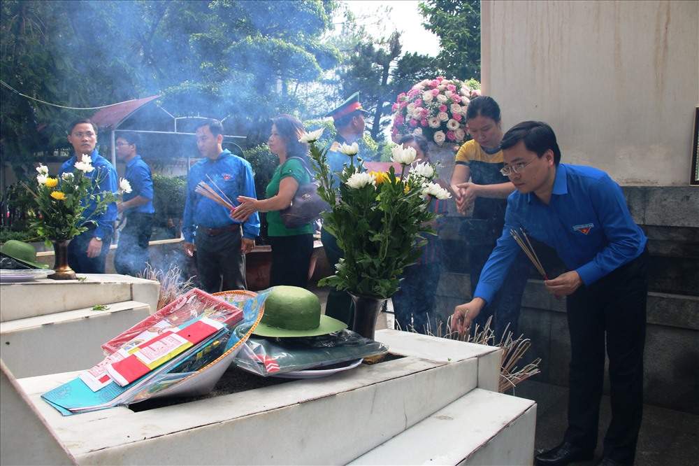 Đoàn đến thắp hương tại khu mộ 10 Nữ TNXP Ngã ba Đồng Lộc