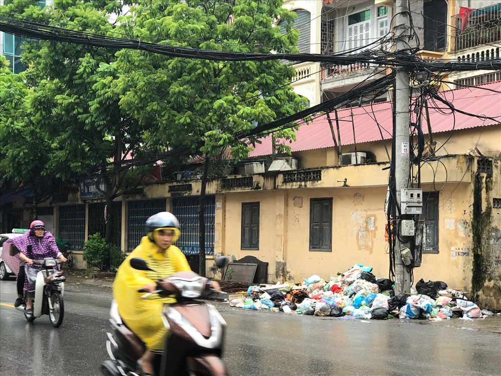 Một ụ rác trên phố Tô Hiệu, Hà Đông, Hà Nội.