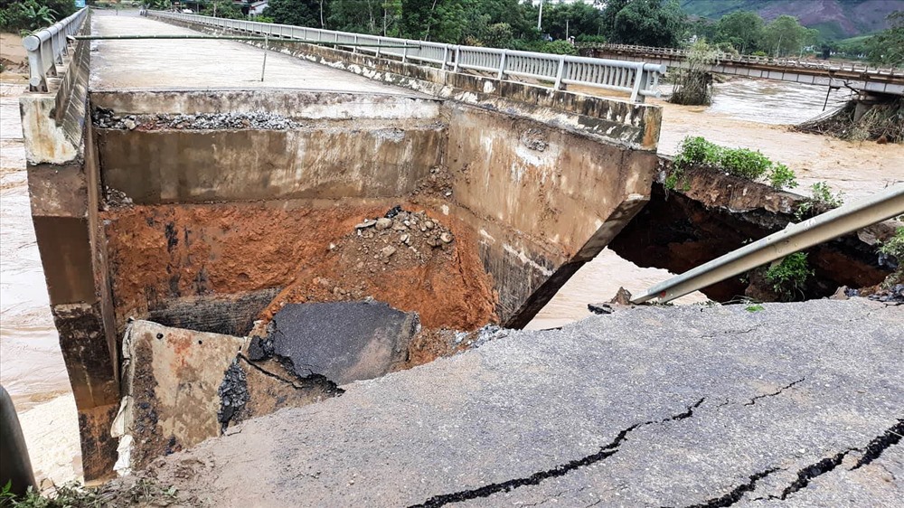 Nước sông dâng cao do mưa lũ lớn những ngày qua khiến nhiều công trình tỉnh Phú Thọ bị thiệt hại nghiêm trọng, trong đó cầu Văn Luông (Tân Sơn) gãy 1 nhịp.