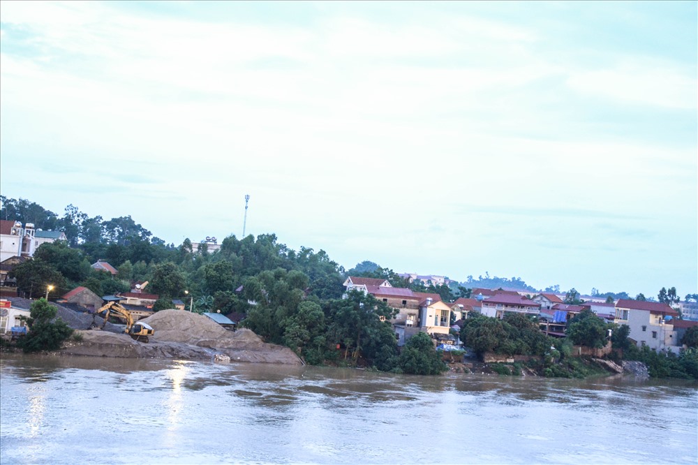 Đoạn xã Hồng Đà - Tam Nông, nước sông Đà lên cao, lần sát khu vực có nhiều nhà dân.