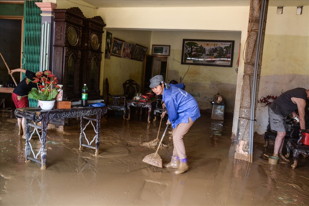 Sáng nay, nhiều gia đình thuộc thị trấn Thanh Sơn (Thanh Sơn - Phú Thọ) bắt đầu nạo vét bùn ra khỏi nhà.