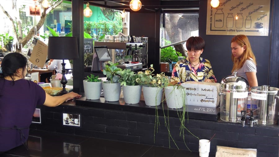 Tại cà phê Băng Hà, khách hàng bị thu hút bởi những đồ ăn ngon. Ảnh: CNN travel