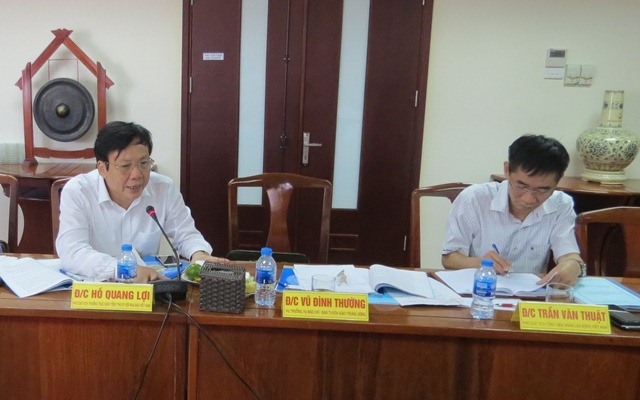 Ông Hồ Quang Lợi - Phó Chủ tịch Thường trực kiêm Tổng Thư ký Hội Nhà báo VN (bên trái) nêu câu hỏi cho ứng viên tại buổi lễ bảo vệ đề án. Ảnh: Xuân Trường