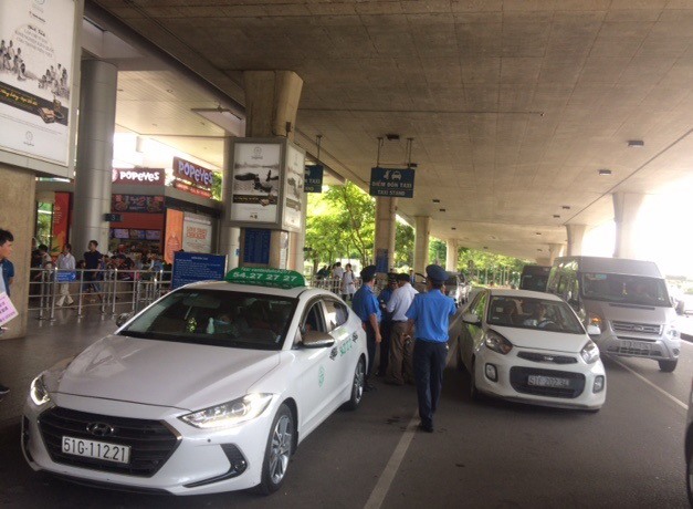 Thanh tra Sở GTVT TP.HCM kiểm tra, xử lý hoạt động kinh doanh vận tải khách bằng xe taxi tại khu vực Sân bay Tân Sơn Nhất.