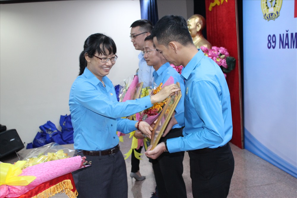 Bà Trần Thị Diệu Thúy - Chủ tịch LĐLĐ TP tặng Bằng khen cho các đơn vị có thành tích xuất sắc trong hoạt động CĐ và phong trào công nhân