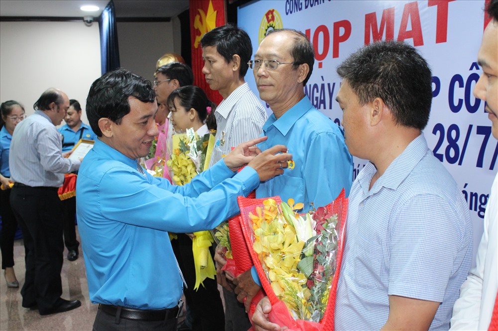 Chủ tịch CĐ các KCX - CN TP Huỳnh Văn Tuấn tặng Kỷ niệm chương Vì sự nghiệp phát triển CĐ cho các cá nhân