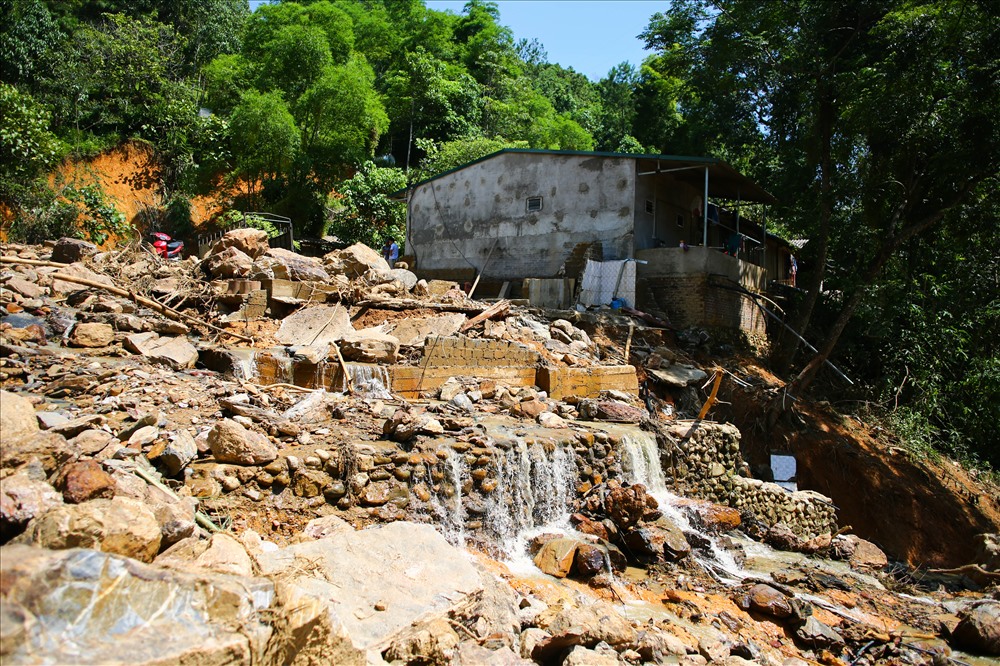 Cảnh tan hoang sau đợt lũ quét kinh hoàng (Ảnh: Sơn Tùng)