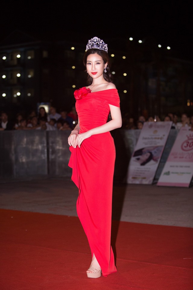 Bên cạnh sự xuất hiện của Ngọc Khánh, dàn người đẹp bước ra từ cuộc thi cũng hội ngộ đông đủ tại thảm đỏ sự kiện. Hoa hậu Đỗ Mỹ Linh xuất hiện với bộ đầm đỏ nổi bật